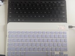 薄型BTキーボードとSurfaceGoキーボード.jpg